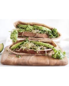 Avocado-Sandwich auf einem Holzbrett