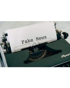 Titelbild: Schreibmaschine mit eingelegtem Blatt auf dem "Fake News" steht