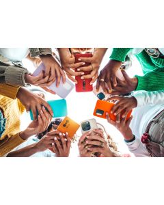 Titelbild: Junge Menschen stehen im Kreis und halten ihre Smartphones in ihre Mitte